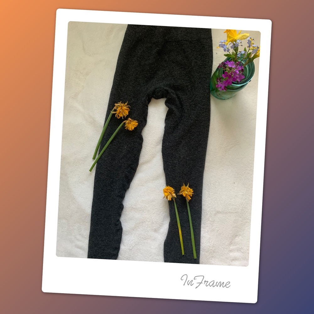 Grey tight fitted leggings. Inside is fleece!